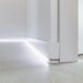Plinthes blanches avec lumière incrustée