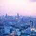 Vue panoramique d’une ville intelligente au coucher du soleil avec icônes de cloud computing et connexion sans fil