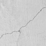 Mur blanc avec une fissure en diagonale