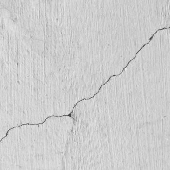 Mur blanc avec une fissure en diagonale