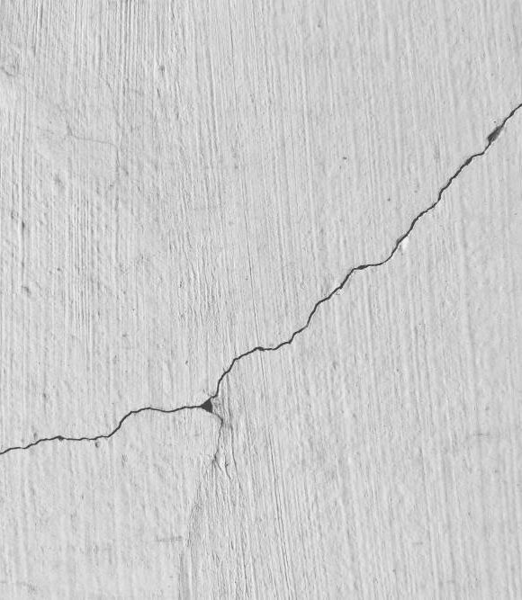 Mur blanc avec une fissure en diagonale