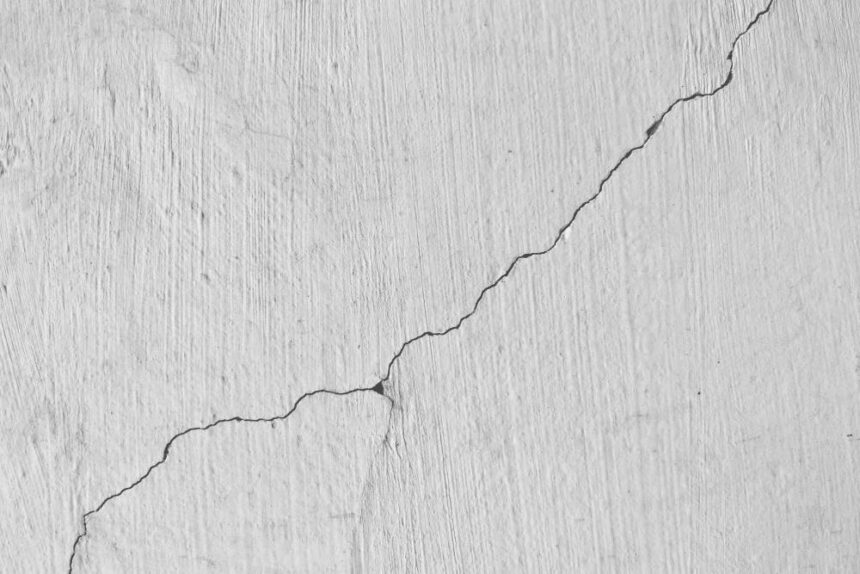 Mur blanc avec une fissure en diagonale