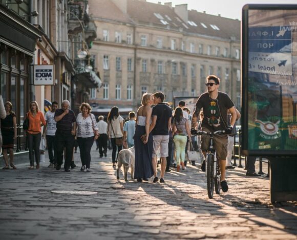 Homme sur vélo centre ville Comment dynamiser un centre-ville ?