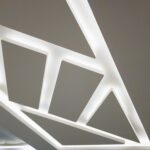 Plafond moderne avec éclairage LED intégré et design géométrique en panneaux blancs