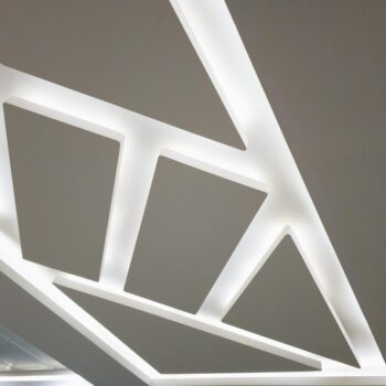 Plafond moderne avec éclairage LED intégré et design géométrique en panneaux blancs