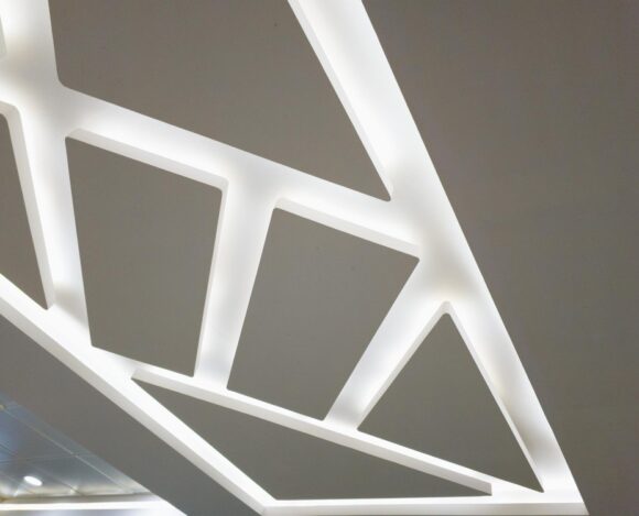 Plafond moderne avec éclairage LED intégré et design géométrique en panneaux blancs