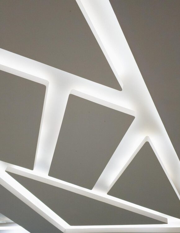 Plafond moderne avec éclairage LED intégré et design géométrique en panneaux blancs