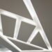 Plafond moderne avec éclairage LED intégré et design géométrique en panneaux blancs