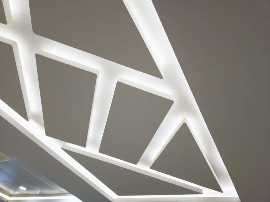 Plafond moderne avec éclairage LED intégré et design géométrique en panneaux blancs