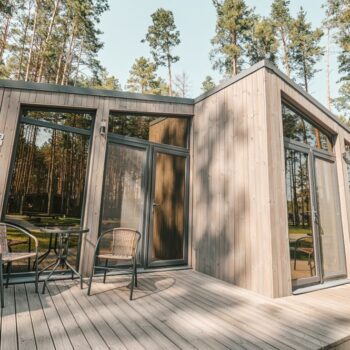 Une construction contemporaine en bois dans un cadre forestier