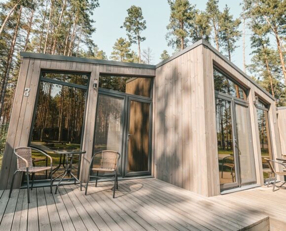 photo-d-un-batiment-en-bois-dans-la-foret Une construction contemporaine en bois dans un cadre forestier