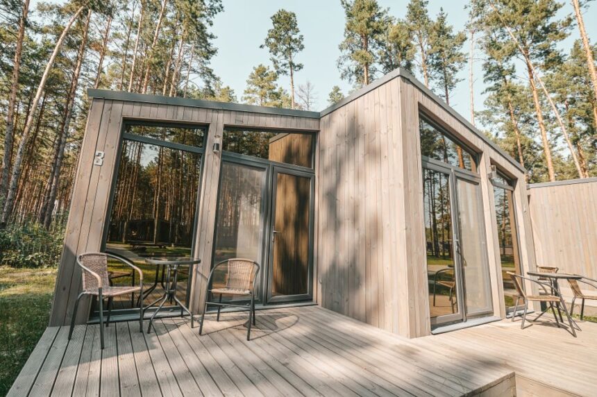 Une construction contemporaine en bois dans un cadre forestier