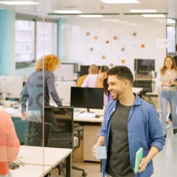 Collaborateurs échangeant dans un open space moderne et lumineux