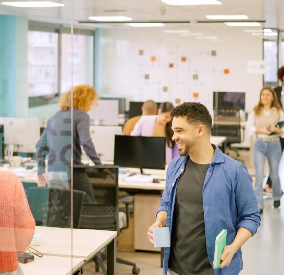 Collaborateurs échangeant dans un open space moderne et lumineux