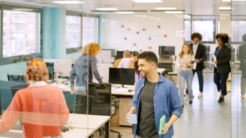 Collaborateurs échangeant dans un open space moderne et lumineux
