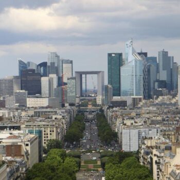 La Défense Vue aérienne du quartier d'affaires de La Défense avec la Grande Arche au centre, depuis l'avenue de la Grande Armée à Paris