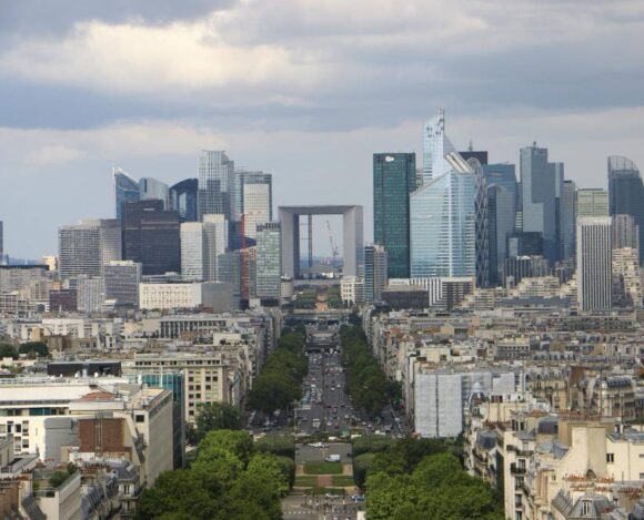 Vue aérienne du quartier d'affaires de La Défense avec la Grande Arche au centre, depuis l'avenue de la Grande Armée à Paris