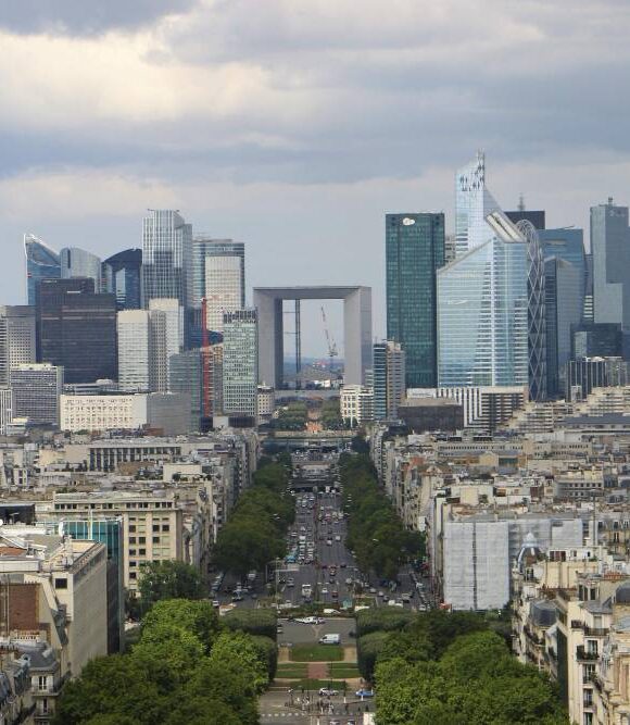 Vue aérienne du quartier d'affaires de La Défense avec la Grande Arche au centre, depuis l'avenue de la Grande Armée à Paris