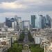 Vue aérienne du quartier d'affaires de La Défense avec la Grande Arche au centre, depuis l'avenue de la Grande Armée à Paris