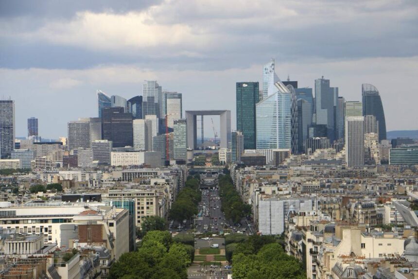 Vue aérienne du quartier d'affaires de La Défense avec la Grande Arche au centre, depuis l'avenue de la Grande Armée à Paris