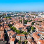 Vue aérienne de Toulouse avec la basilique Saint-Sernin et les toits du centre-ville