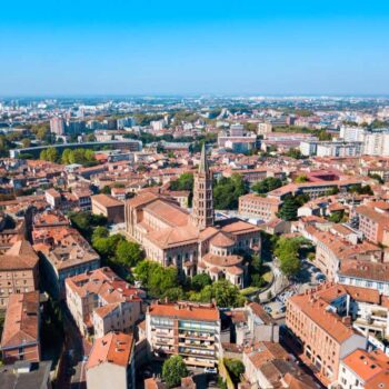 Vue aérienne du centre-ville de Toulouse et de la basilique Saint-Sernin Vue aérienne de Toulouse avec la basilique Saint-Sernin et les toits du centre-ville