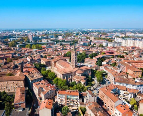 Vue aérienne de Toulouse avec la basilique Saint-Sernin et les toits du centre-ville
