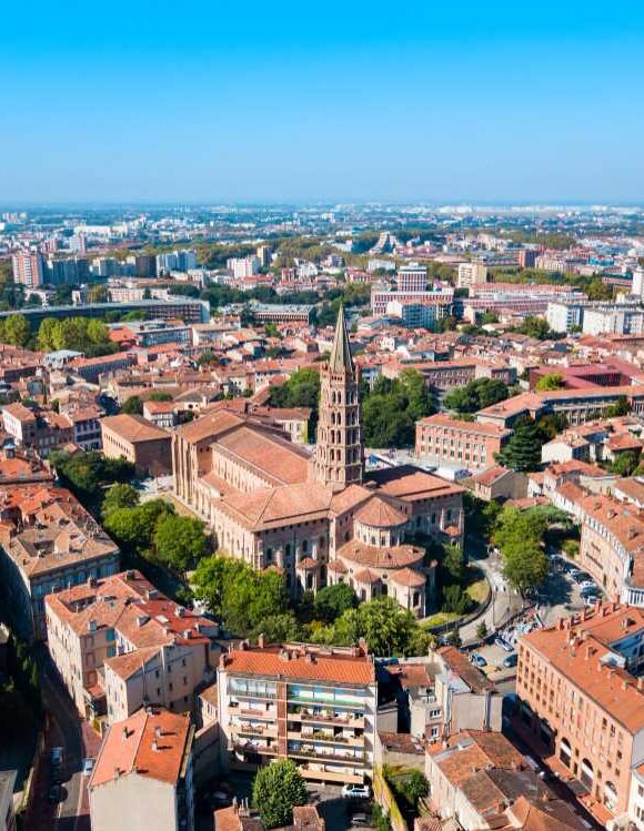 Vue aérienne de Toulouse avec la basilique Saint-Sernin et les toits du centre-ville