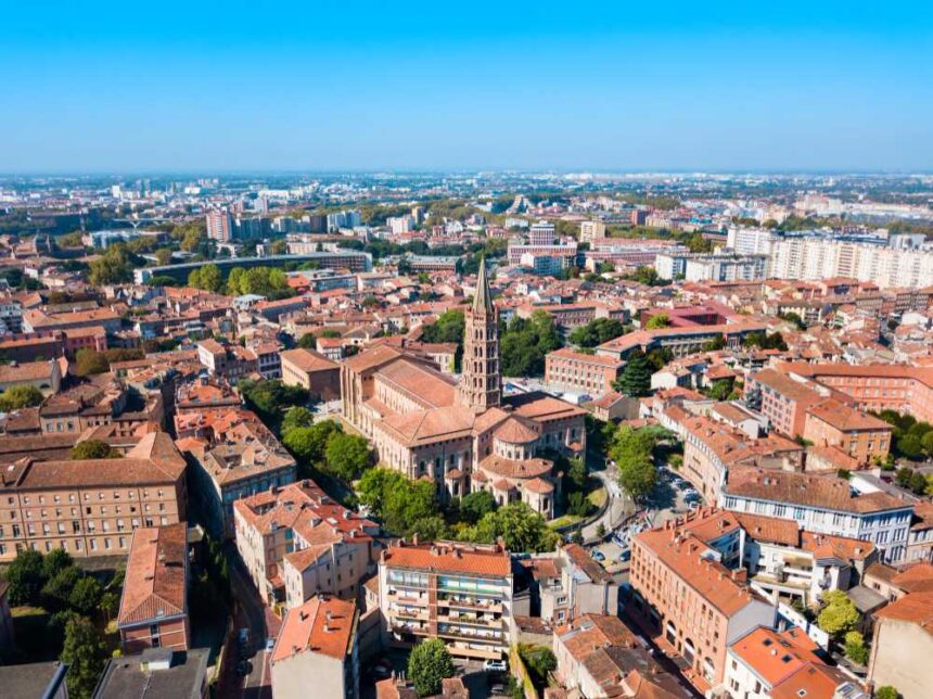 Vue aérienne du centre-ville de Toulouse et de la basilique Saint-Sernin Vue aérienne de Toulouse avec la basilique Saint-Sernin et les toits du centre-ville