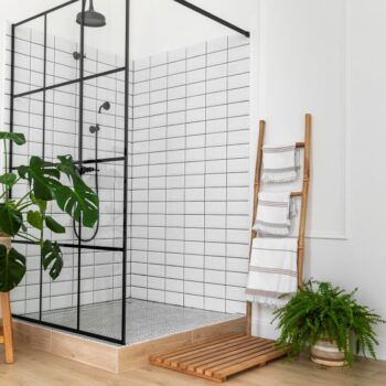 Salle d’eau moderne avec douche carrelée Salle d’eau moderne avec douche à l’italienne et carrelage blanc