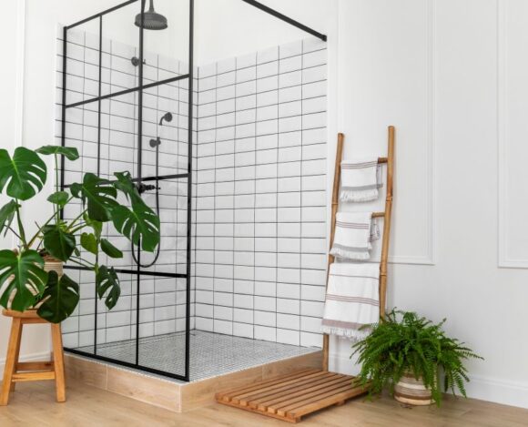 Salle d’eau moderne avec douche à l’italienne et carrelage blanc