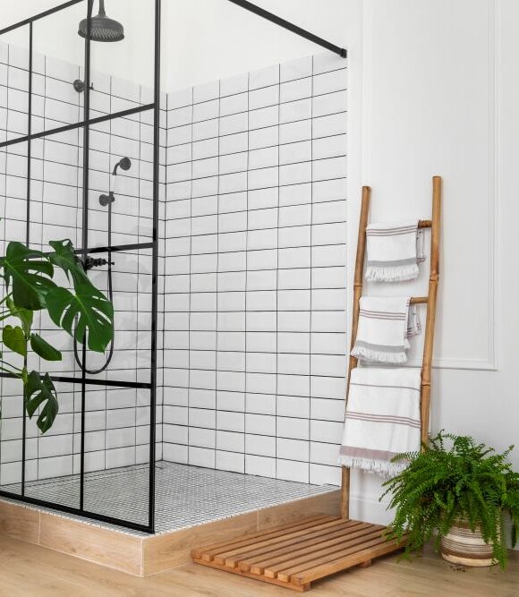 Salle d’eau moderne avec douche à l’italienne et carrelage blanc
