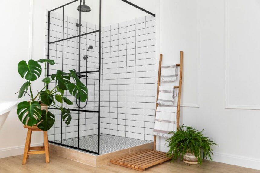 Salle d’eau moderne avec douche à l’italienne et carrelage blanc